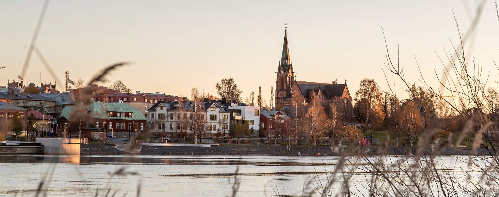 Nyproduktion Umeå - Foto på Umeå stads kyrka vid vattnet