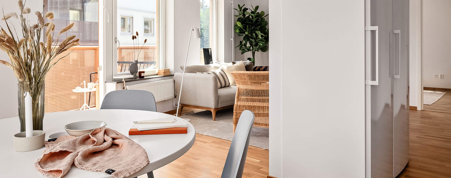 Nyproduktion i Vega - matplats och vardagsrum med entré till balkongen