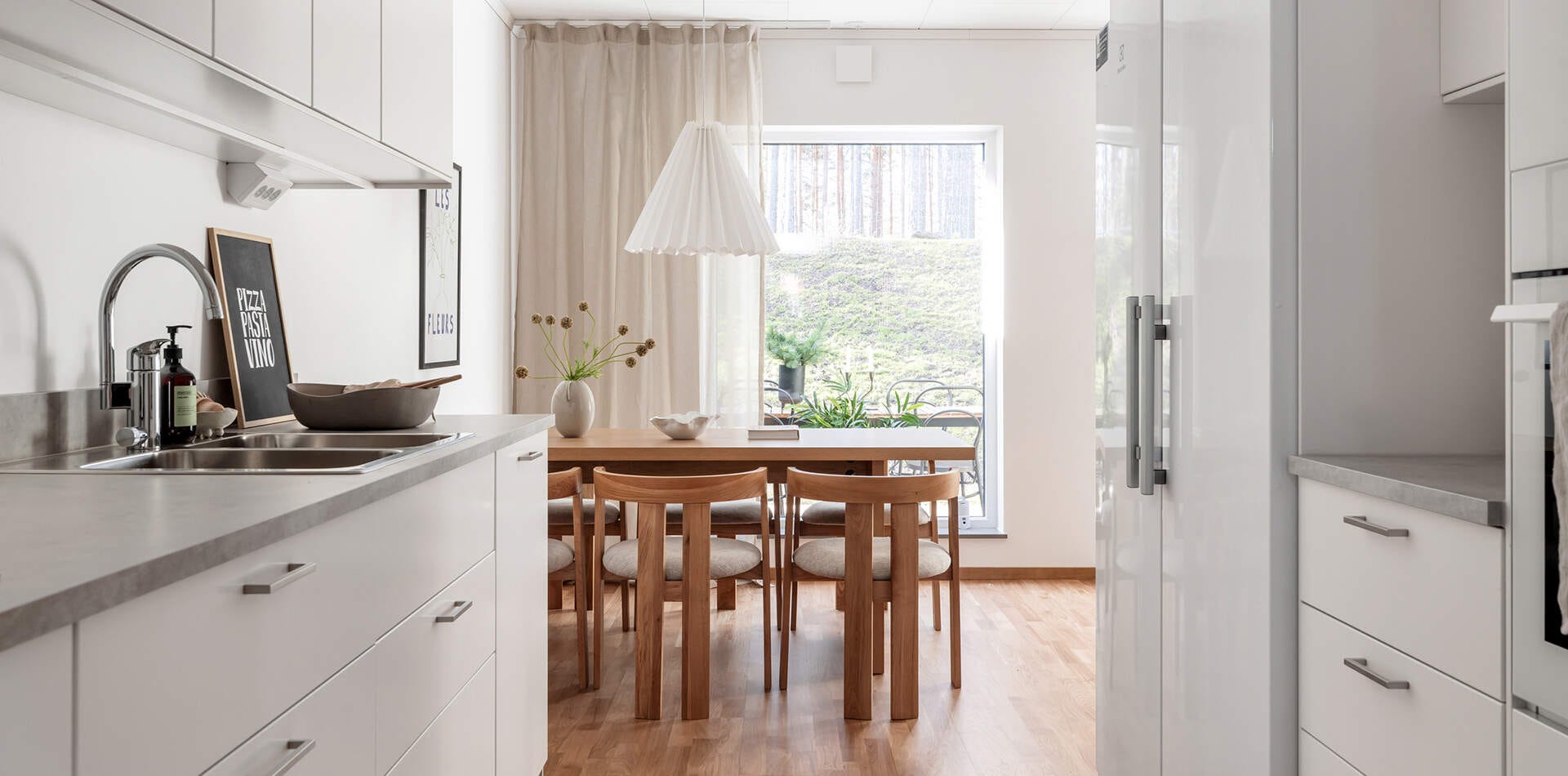 Foto - Nyproduktion Sigtuna - Kök och matplats med stora fönster och fint ljusinsläpp