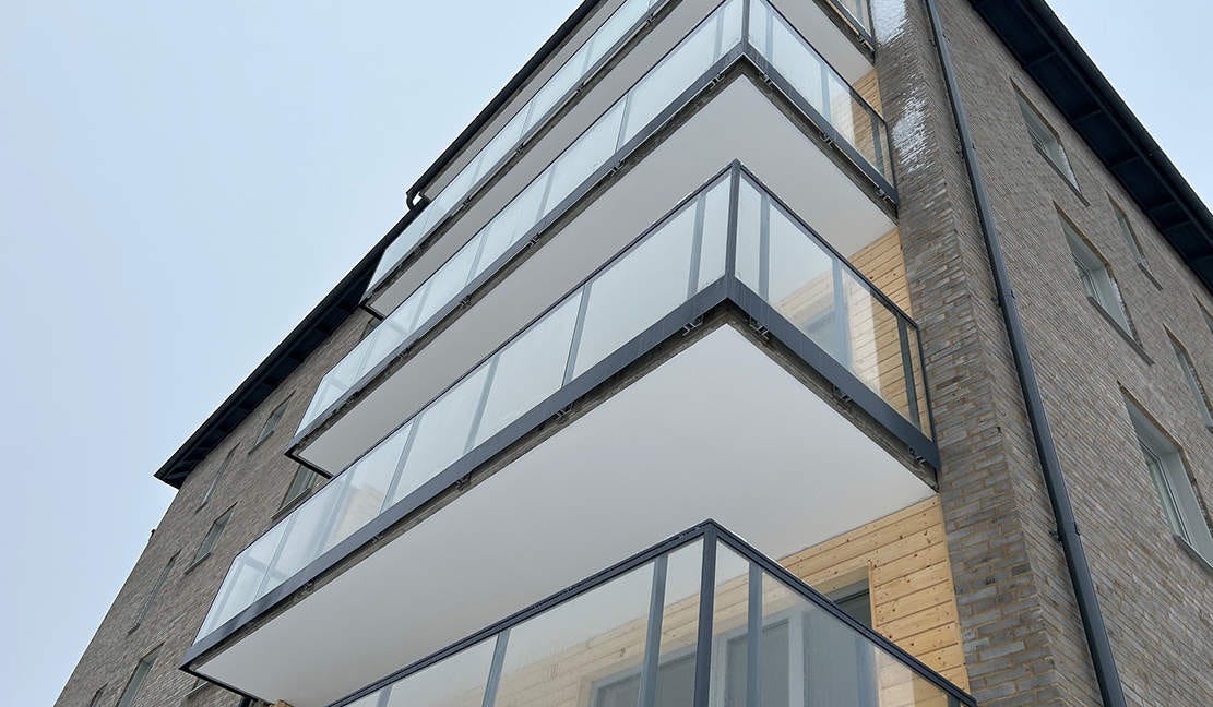 Vitmålade undersidor på balkongerna förstärker upplevelsen av ljus och rymd