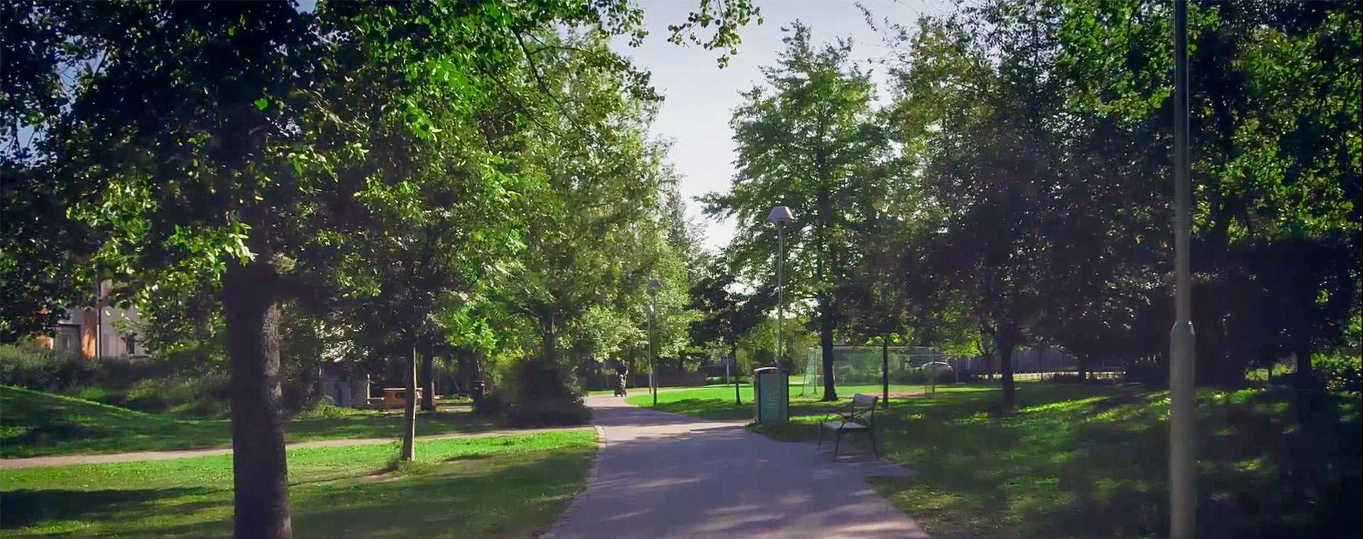 Nyproduktion Klockarparken - foto på grönskande park