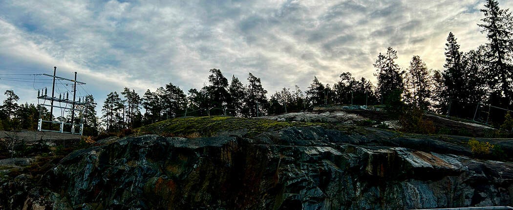 Nu är äntligen kraftledningen omledd och nedgrävd i reservatet för att möjliggöra för nya bostäder