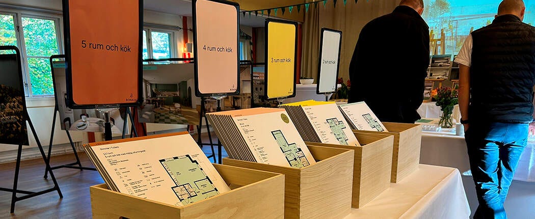 På visningen kunde man se planlösningar, visualiseringar och modell över grannskapet!