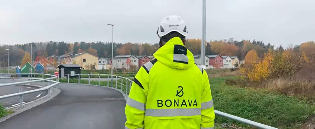 Platschefen Olle är på väg till Fjärilshusen där det sista pågår inför att de första grannarna flyttar in