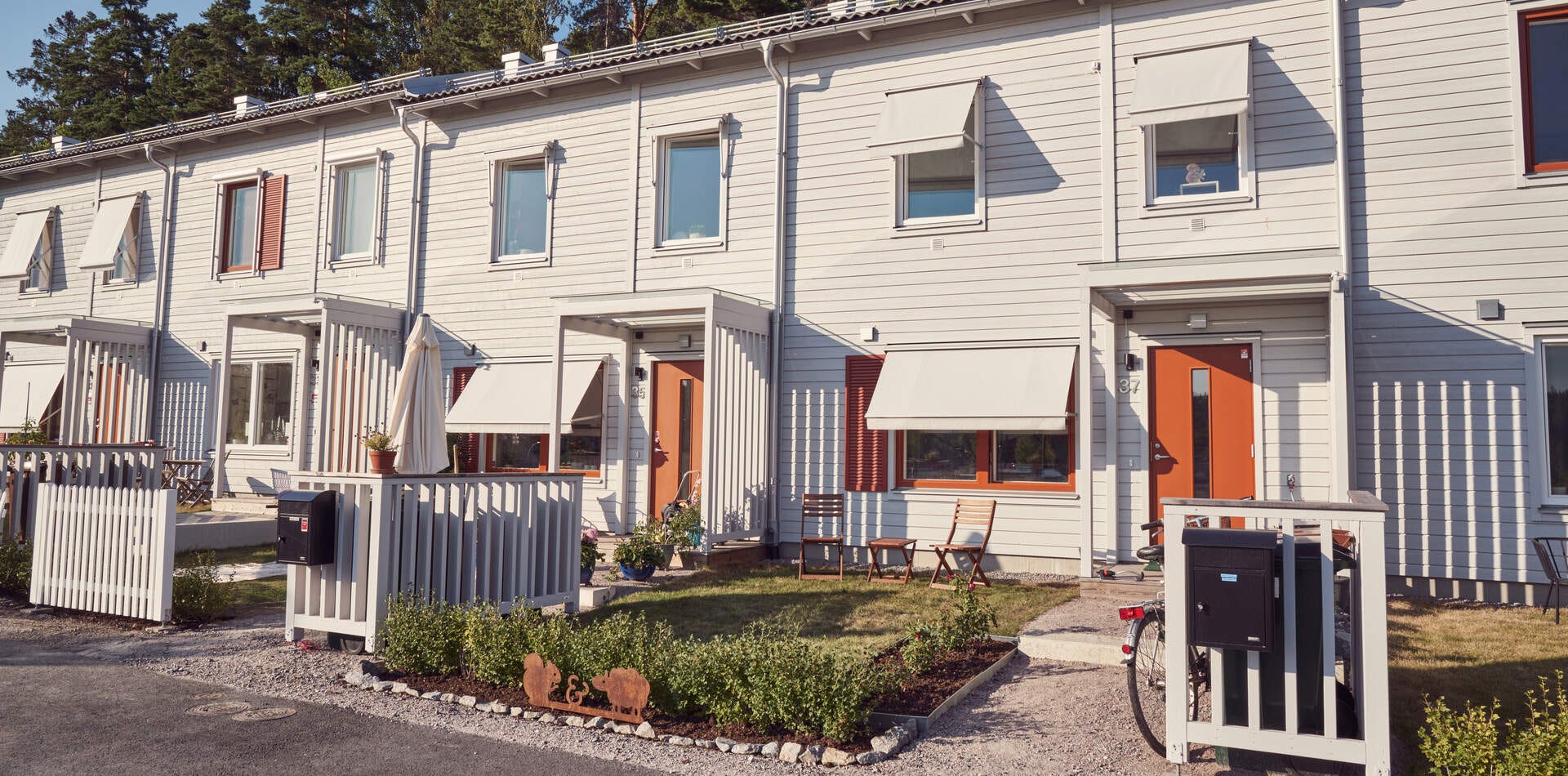 Foto från tidigare liknande grannskap Foto - Nyproduktion Skogsbo – vita radhus med mysiga uteplatser