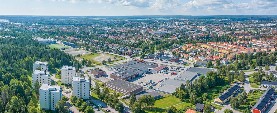 Foto över de gamla bilhallarna som nu ska omvandlas till en levande stadsdel