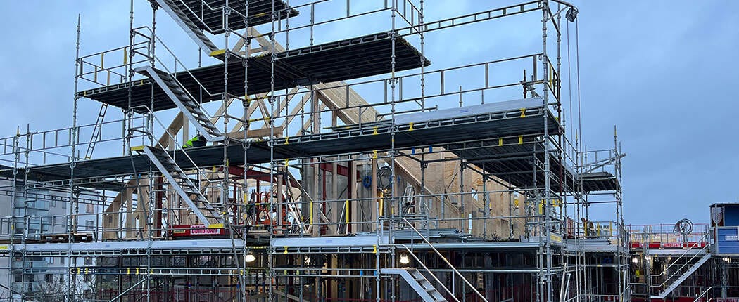 Takstolarna är resta på första tegelhuset