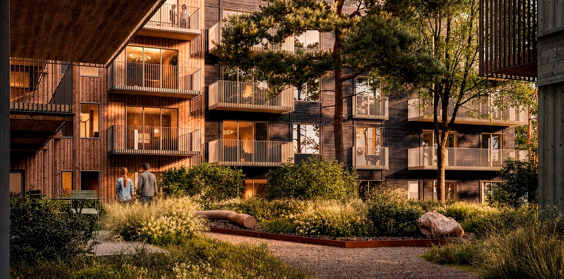 Visualisering - Nyproduktion i Rosendal. Visualisering av flerfamiljshus med träfasad och balkonger. Grönskande innergård med stigar och träd. Människor promenerar.