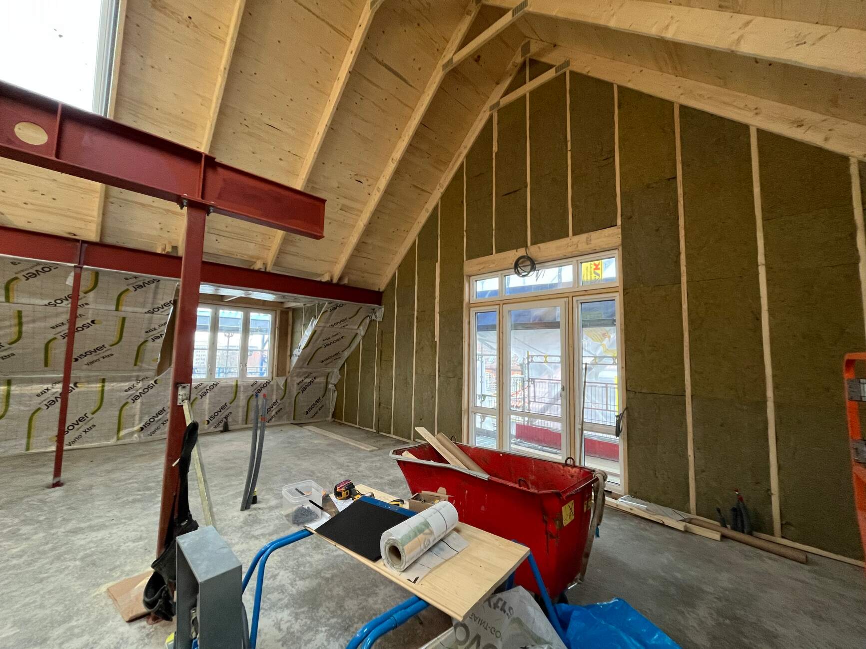 Hemma i etagevåningen 1-1-1402 - här blir det 5,6 meter upp nock