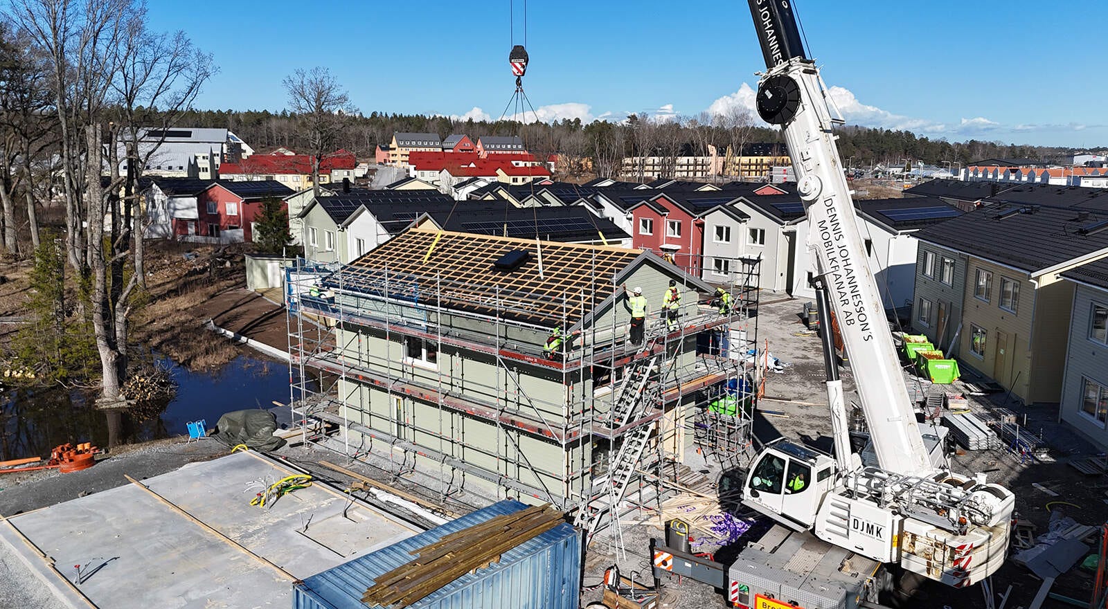 Här monteras stommar och tak till Villa Verde i Fjärilshusen