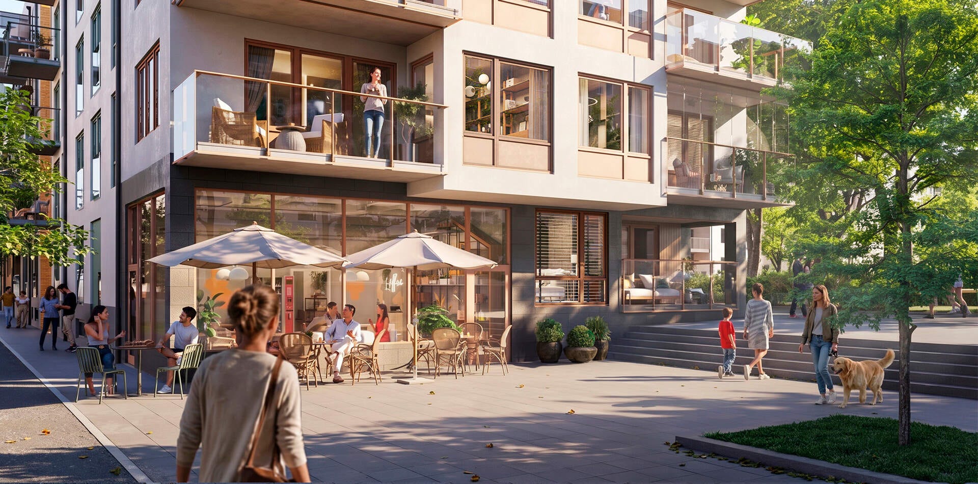 Visualisering - Moderna byggnader med balkonger. Kafé med parasoller och sittplatser utomhus. Människor promenerar med hund och barn.