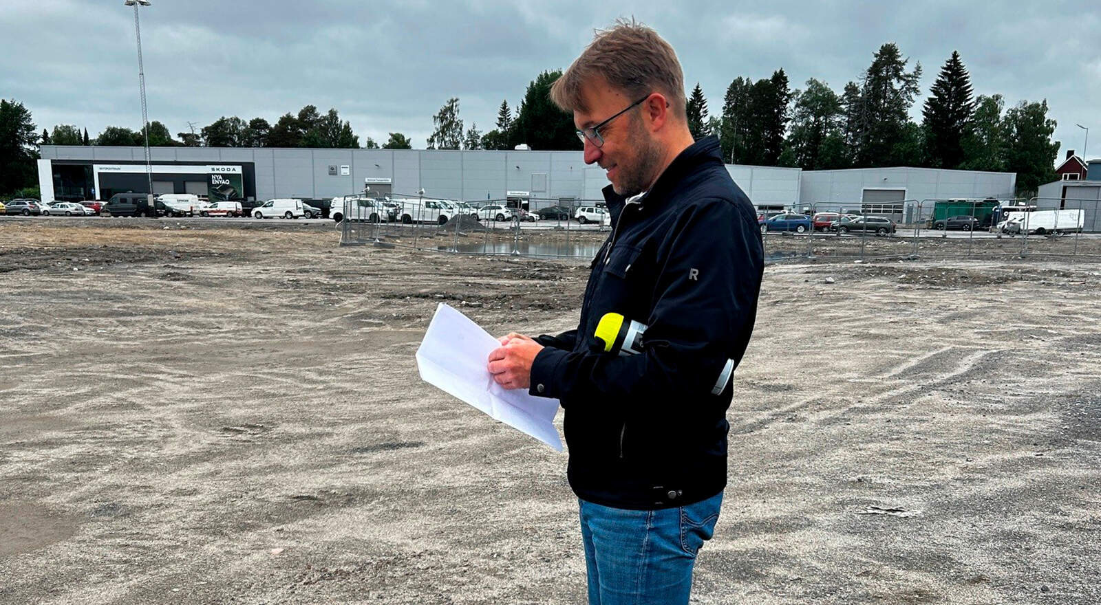 Projektchefen Erik stegar ut och sprayar var det nya kvarteret kommer att stå