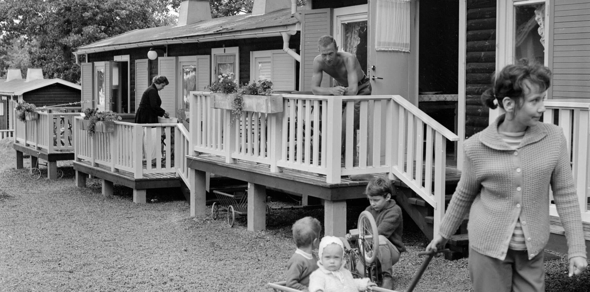 Barn ser hus byggas på tomten utanför