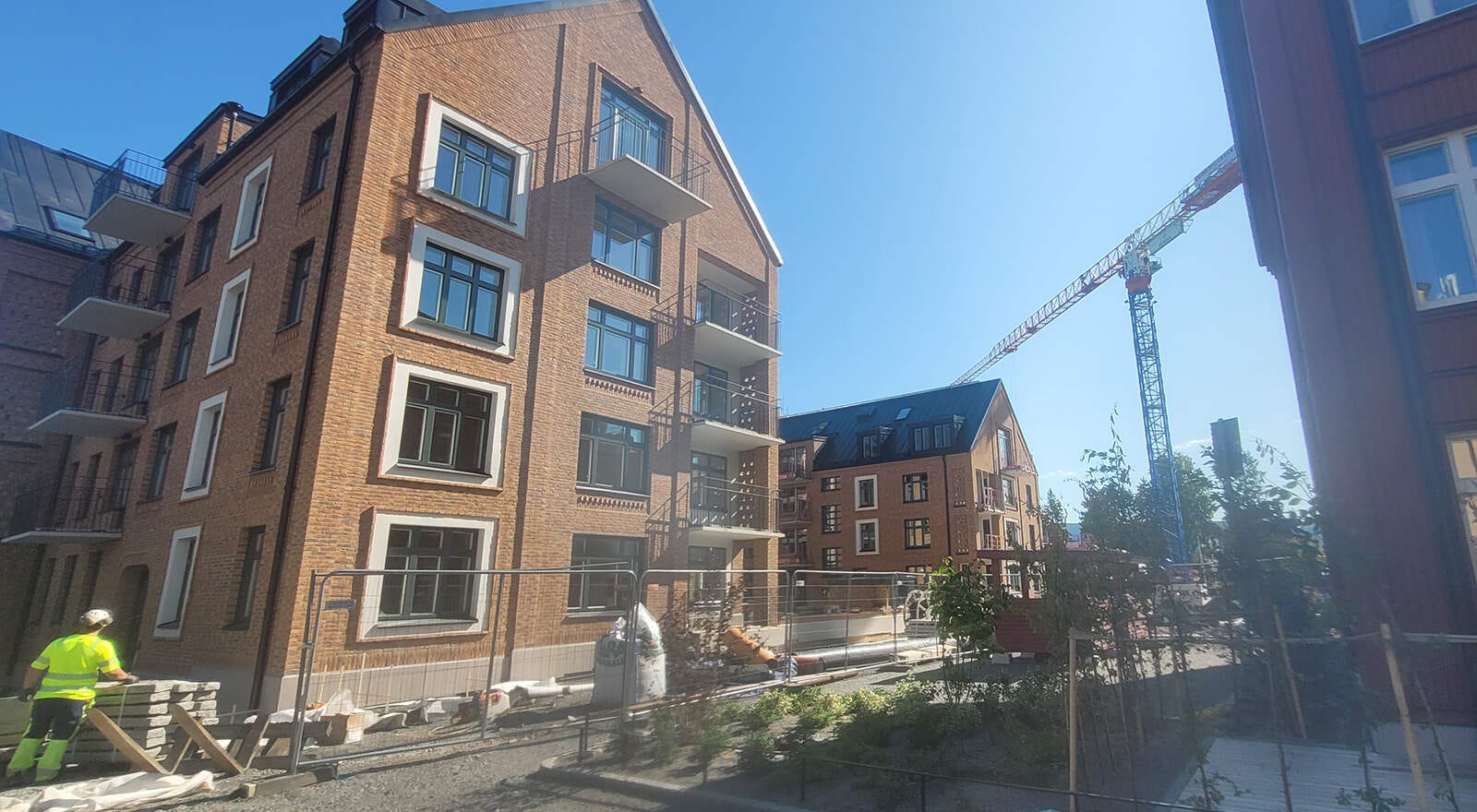 Nu syns tegelfasaderna på Seminariet med sin detaljrikedom