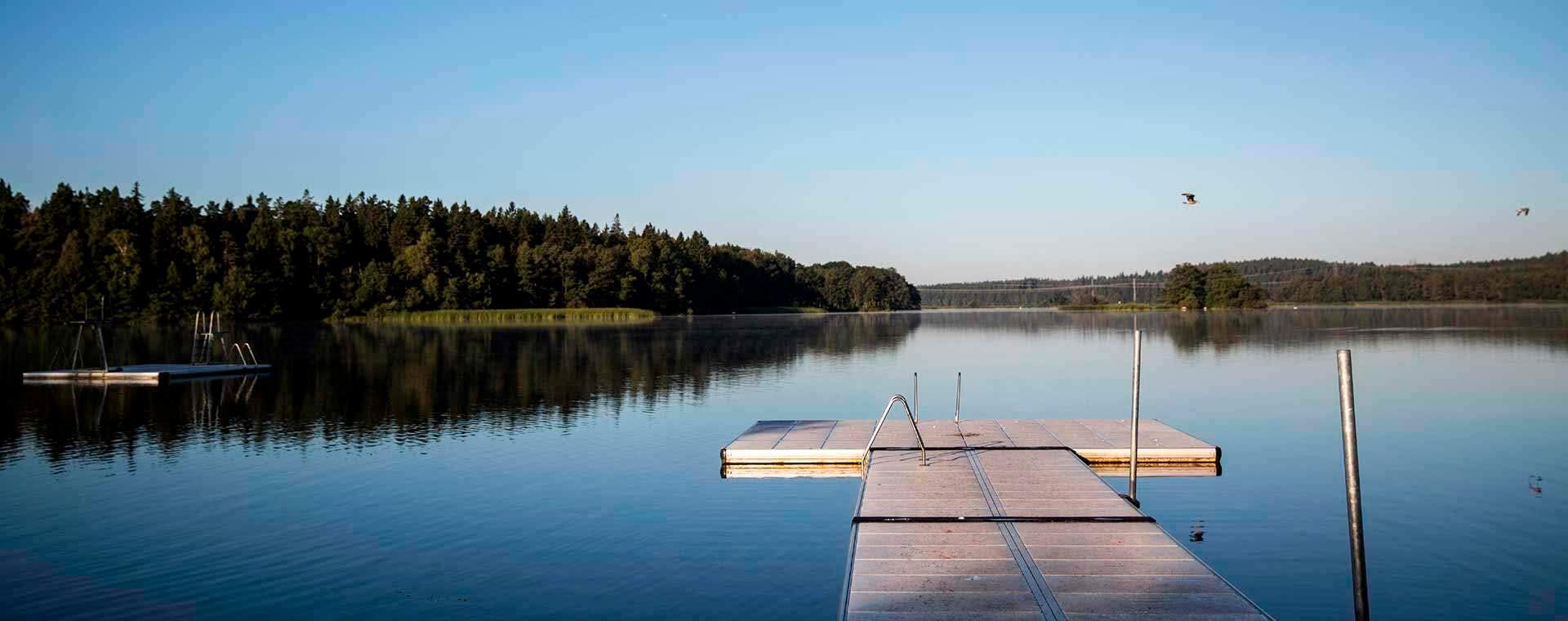 Nyproduktion Ekerö - Foto på brygga vid vattnet