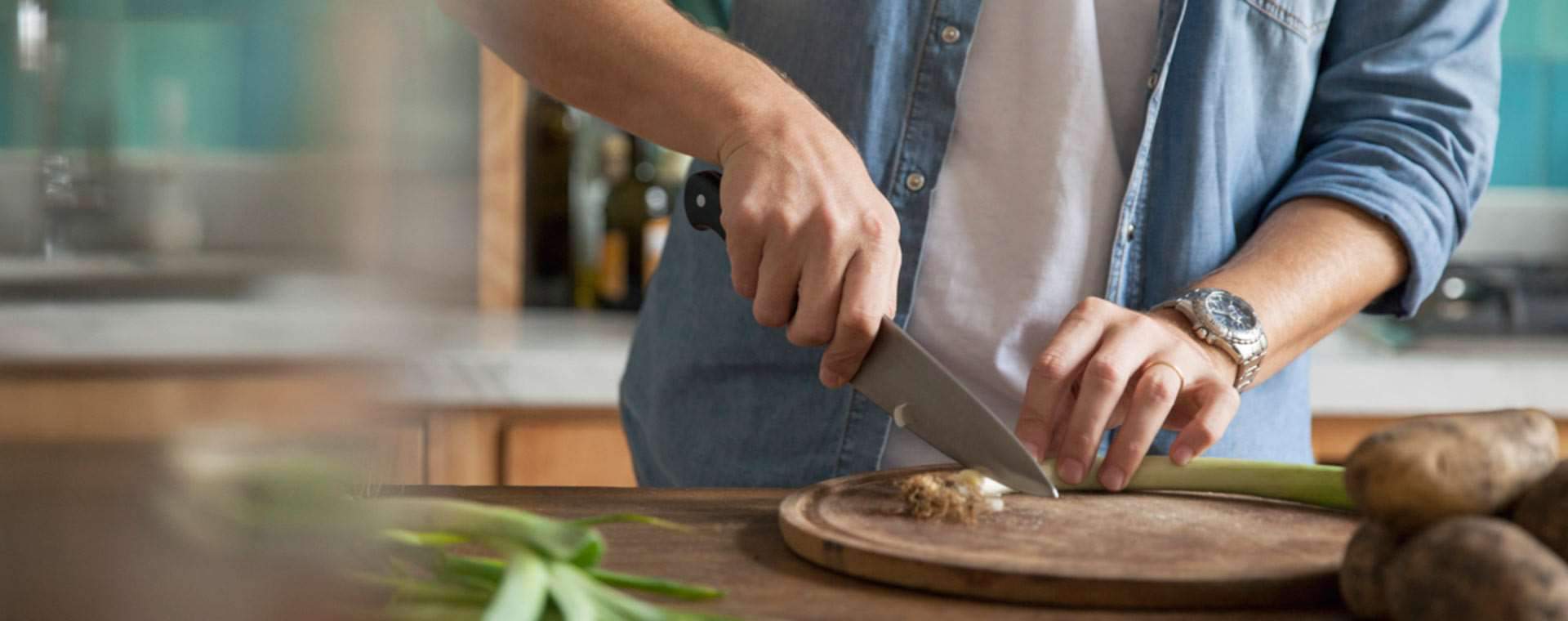 Nyproduktion Stockholm, Kungsholmen - Man som skär grönsaker
