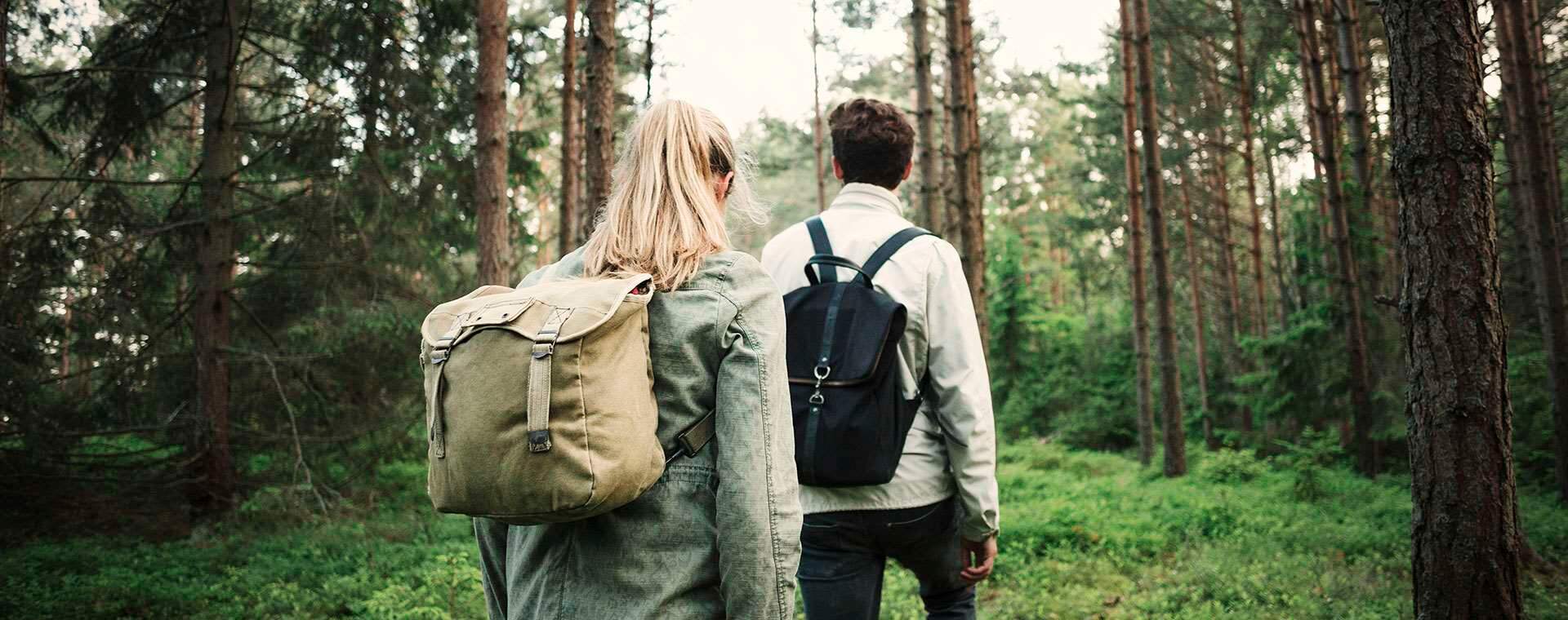 Nyproduktion Kungälv - Foto på två personer som promenerar i skogen