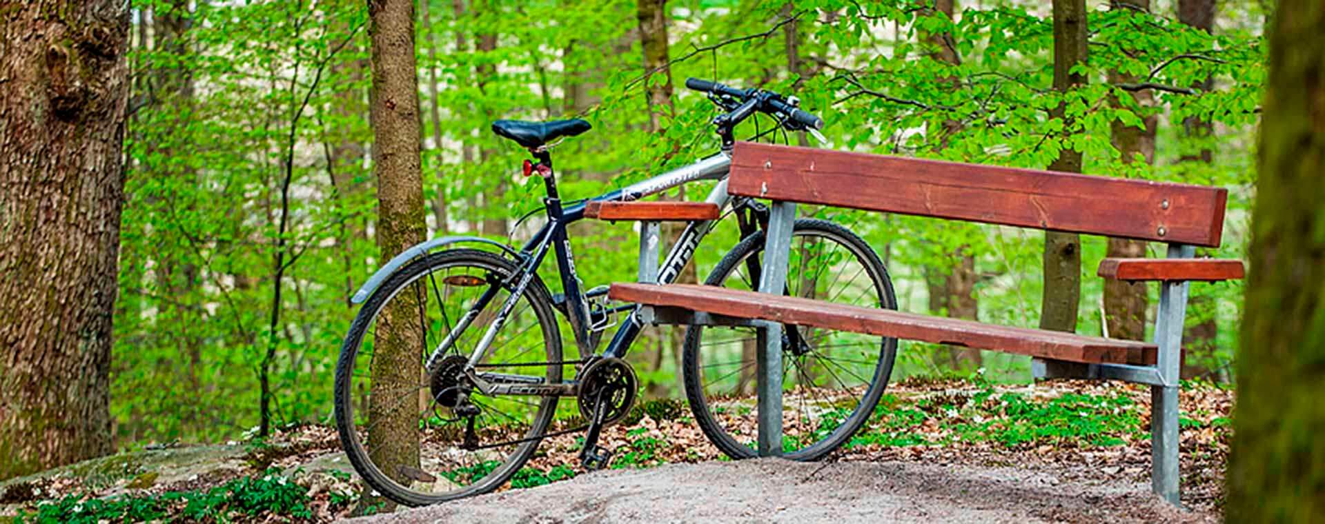 Nyproduktion Täby - Foto på cykel och bänk i skogen